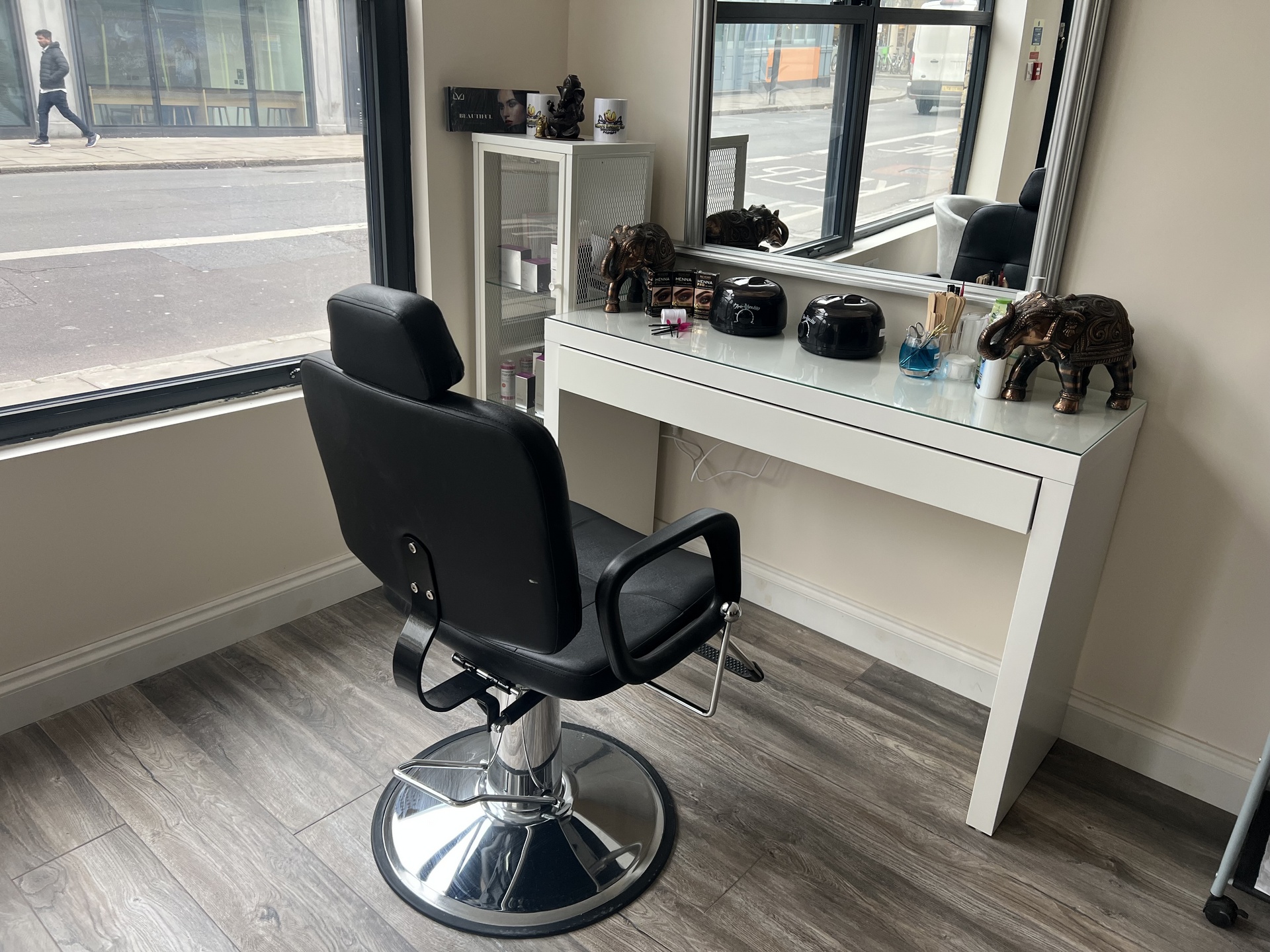 Nikee's Beauty Bar Threading &amp; Tinting